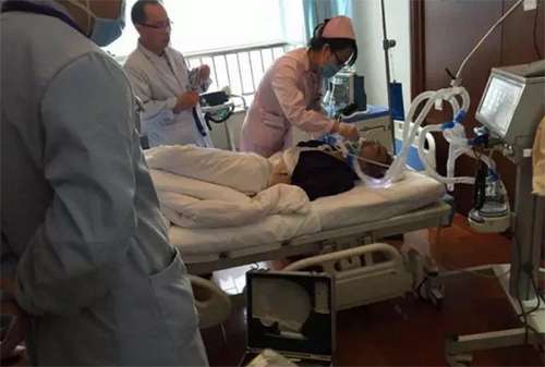 老人經(jīng)歷6小時(shí)搶救,蘇醒后手寫(xiě)“護(hù)士沒(méi)吃飯”