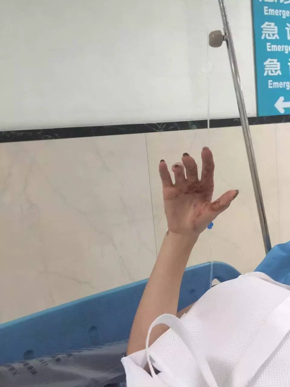 單親媽媽被兩陌生男子打得渾身是血 6歲兒子被嚇哭 單親媽媽被兩陌生男子打得渾身是血 6歲兒子被嚇哭