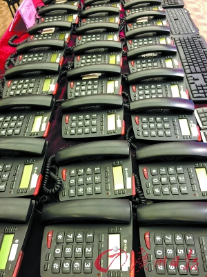 廣東警方展示偵破的跨境電信詐騙案中繳獲的作案電話。