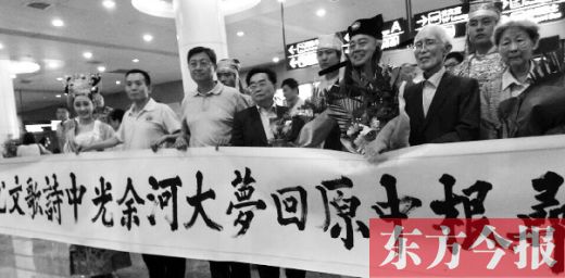 余光中到開封 端午文化盛宴開席(圖) 余光中到開封 端午文化盛宴開席(圖)