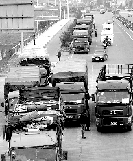 排隊等待天黑過橋的大貨車 排隊等待天黑過橋的大貨車