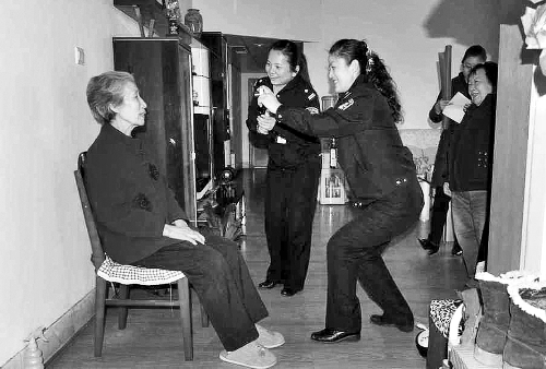 鄭州市豐產路派出所上門為老人辦身份證 鄭州市豐產路派出所上門為老人辦身份證