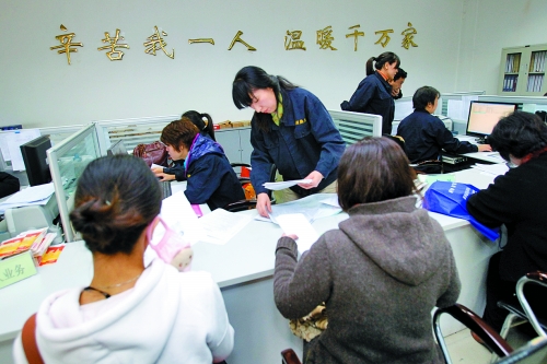 棗莊供熱分公司在為居民辦理供暖交費業務 棗莊供熱分公司在為居民辦理供暖交費業務