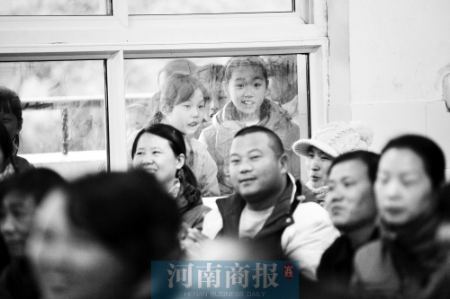 家長課堂上，孩子們趴在窗戶上圍觀