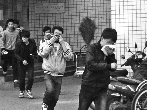 火場逃生時(shí)先用手背摸摸墻 火場逃生時(shí)先用手背摸摸墻