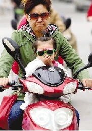 昨天清晨,文化宮路。 鄭州晚報記者 張翼飛 圖 昨天清晨,文化宮路。 鄭州晚報記者 張翼飛 圖