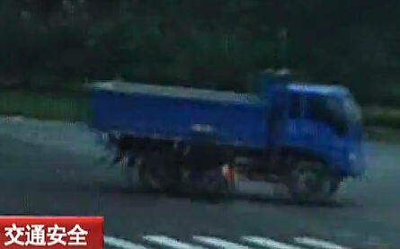 男子騎摩托遭貨車(chē)碾壓死亡