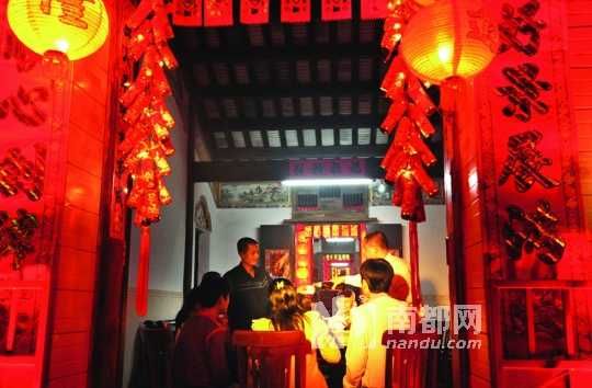 海口人把除夕的年夜飯稱為“吃圍爐”。 海口人把除夕的年夜飯稱為“吃圍爐”。