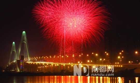 海口市民吃過了年夜飯,到西海岸燃放觀賞煙花是近年來興起的一大潮流。 海口市民吃過了年夜飯,到西海岸燃放觀賞煙花是近年來興起的一大潮流。