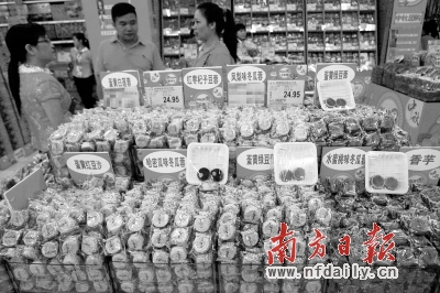 散裝月餅因其實惠的價格、豐富的口味而受到市民的青睞。