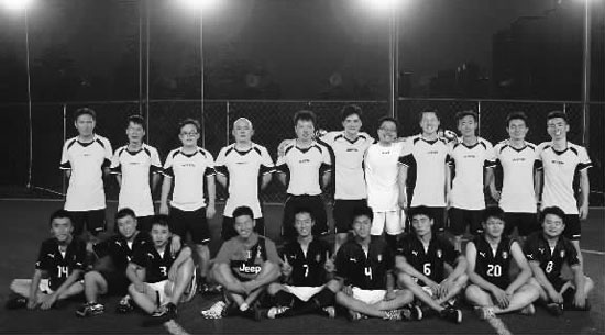 昨晚,東道主東方今報隊迎來了第二個比賽對手——財大數學隊 昨晚,東道主東方今報隊迎來了第二個比賽對手——財大數學隊