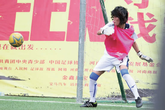 范運杰客串門將,才止住了本方連續丟球的頹勢 范運杰客串門將,才止住了本方連續丟球的頹勢