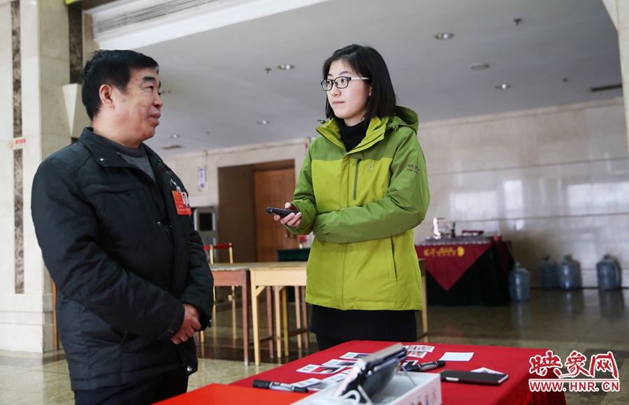 會議間隙采訪代表。 會議間隙采訪代表。