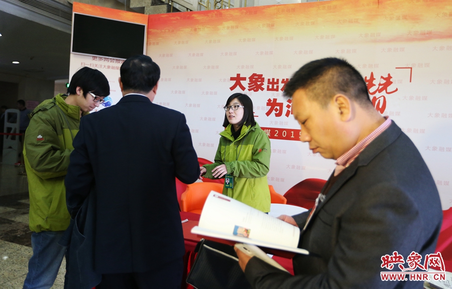 向代表、委員講解大象融媒旗下出品的新聞產品。 向代表、委員講解大象融媒旗下出品的新聞產品。