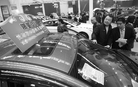 市民在選購新車 市民在選購新車