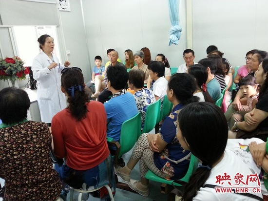 聽(tīng)眾們過(guò)來(lái)做冬病夏治——貼三伏貼現(xiàn)場(chǎng)