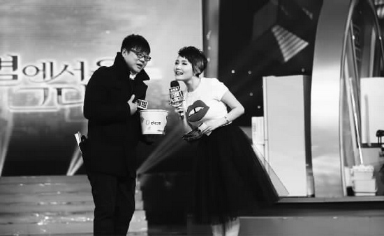 《我是大贏家》編導扮演的“都叫獸”(左)來搶“韓較瘦”的風頭 《我是大贏家》編導扮演的“都叫獸”(左)來搶“韓較瘦”的風頭