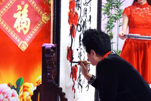 公司特聘請國家一級著名豫劇演員王希玲作為春節期間“歡騰購物”形象大使