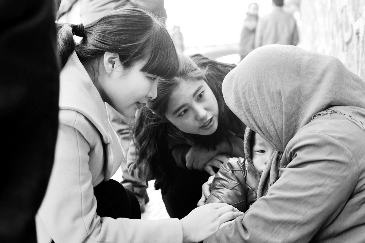 “幫女郎”(左)和“小莉”發現乞討男童后，上前近距離進行辨認