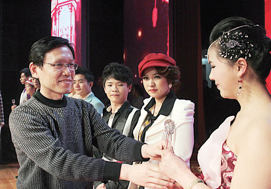 2013年2月1日,《對9當歌》總決賽在鄭州開唱。圖為東方今報副社長胡楊為選手頒獎 2013年2月1日,《對9當歌》總決賽在鄭州開唱。圖為東方今報副社長胡楊為選手頒獎