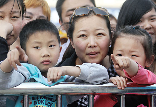 《對9當歌》吸引眾多市民駐足觀看 《對9當歌》吸引眾多市民駐足觀看