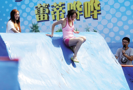 《蕾蒂嘩嘩》節目中美女闖關 《蕾蒂嘩嘩》節目中美女闖關