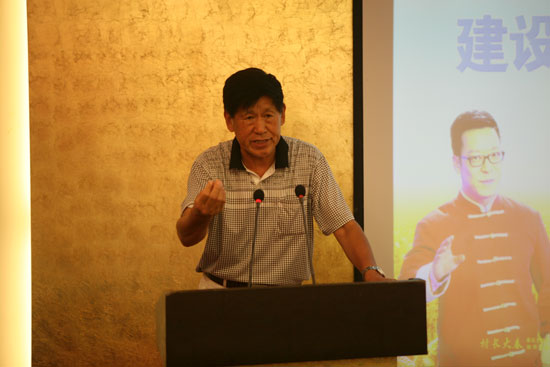 原河南省農業廳副廳長、現任河南省土壤肥料協會秘書長肖興貴發表講話 原河南省農業廳副廳長、現任河南省土壤肥料協會秘書長肖興貴發表講話