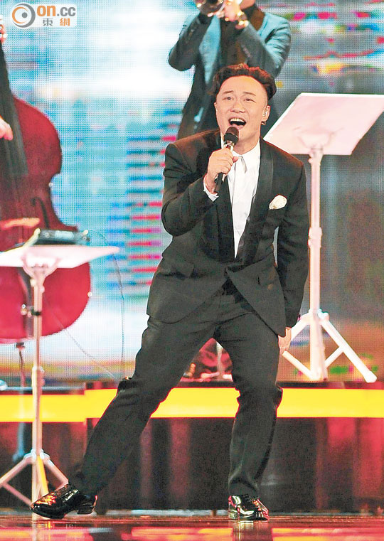 陳奕迅不負眾望,終于榮登金曲歌王寶座。 陳奕迅不負眾望,終于榮登金曲歌王寶座。