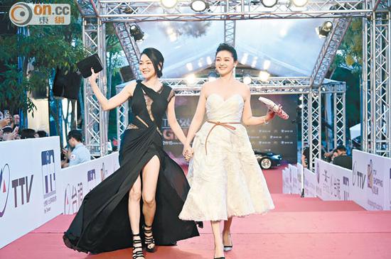 大S(右)和小S牽手走紅地毯。