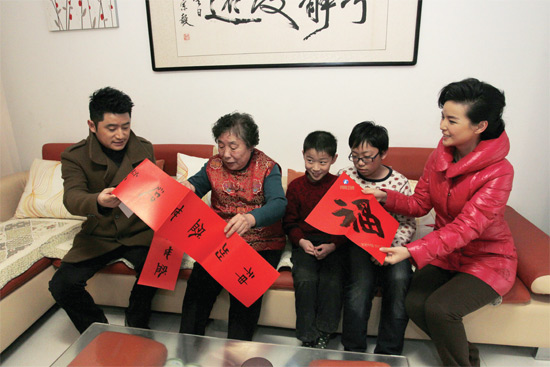 兩位主持人一起為小區(qū)居民送春聯(lián) 兩位主持人一起為小區(qū)居民送春聯(lián)