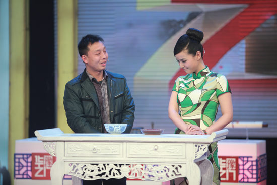 持寶人陳文華對他帶來的“官窯碗”和“祭紅盤”信心十足 持寶人陳文華對他帶來的“官窯碗”和“祭紅盤”信心十足