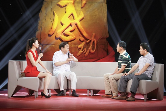 陳鵬軍(右二)和弟弟陳鵬民在節(jié)目現(xiàn)場 陳鵬軍(右二)和弟弟陳鵬民在節(jié)目現(xiàn)場