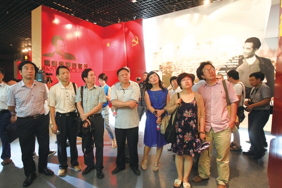 河南電視臺(tái)、河南人民廣播電臺(tái)、河南省詩(shī)歌學(xué)會(huì)的專(zhuān)家、詩(shī)人、記者等數(shù)十人赴蘭考焦裕祿紀(jì)念園采風(fēng)學(xué)習(xí)