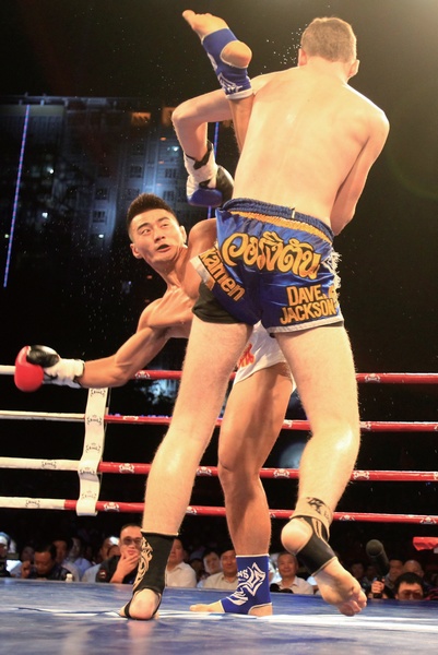 河南電視臺《武林風》欄目走進新疆，把比賽現場搬到了新疆建設兵團農十三師紅星廣場