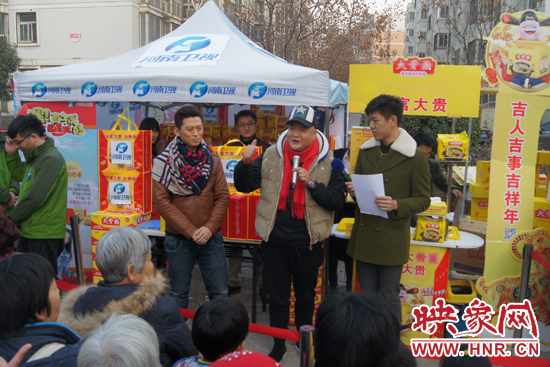 范軍、張竟達(dá)在社區(qū)與群眾親切互動