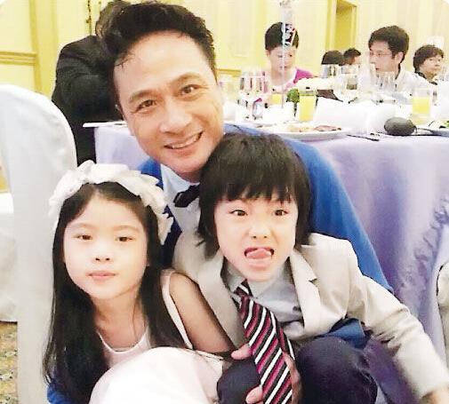 吳鎮宇(微博)曬“龍鳳胎”子女照片 吳鎮宇(微博)曬“龍鳳胎”子女照片