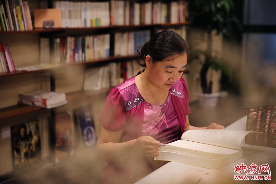 王艷、44歲，某醫(yī)院醫(yī)生：白天沒有時間，晚上帶小孩來這里培養(yǎng)她們的讀書習(xí)慣。