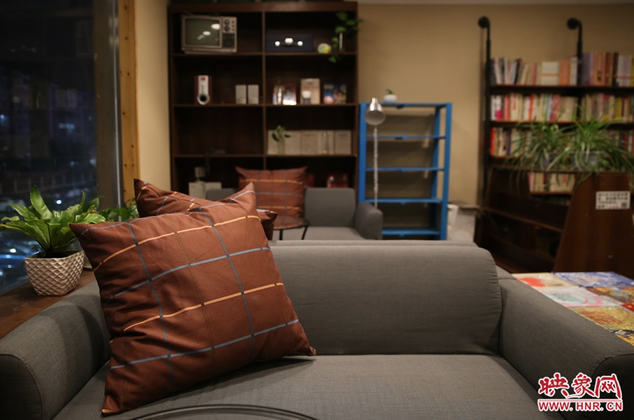 書店內(nèi)的布置非常溫馨，有種家里書屋的感覺。