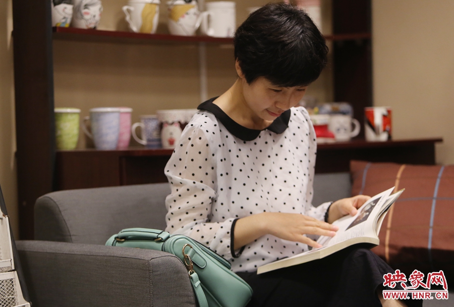 毛韶華，年齡保密，文字工作者：紙質(zhì)書是營養(yǎng)餐，電子書是快餐。