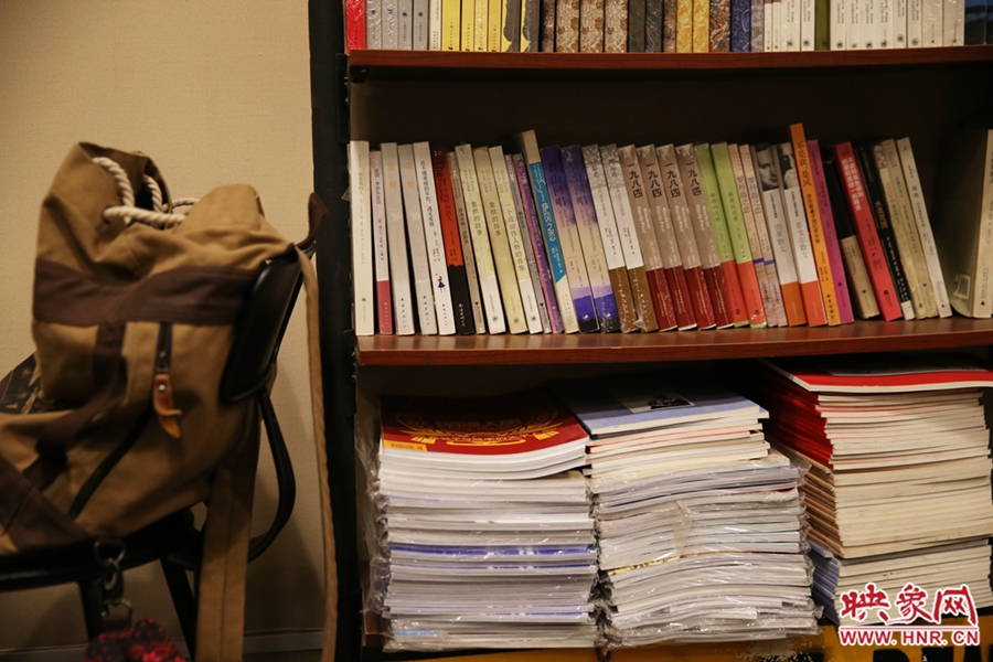 放下背包，捧起一本喜愛的書，生活的另一種方式。