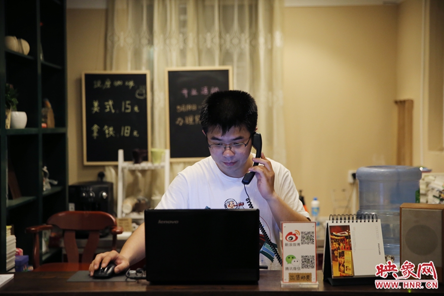 店長小博，由于書店搬遷至此，經(jīng)常接詢問地址的電話。