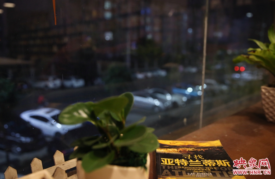 一扇窗，將喧鬧與寧靜分割。