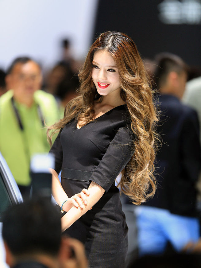 2014成都車展最美車模出爐 酥胸、長腿、美背