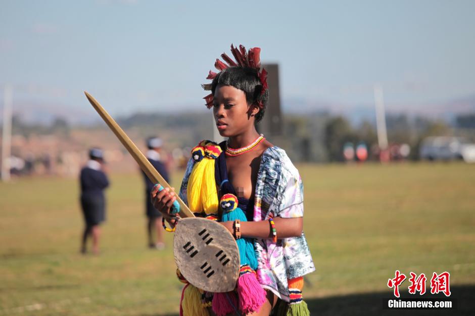 斯威士蘭蘆葦節開選秀女 十萬“甄嬛”苦盼國王垂青