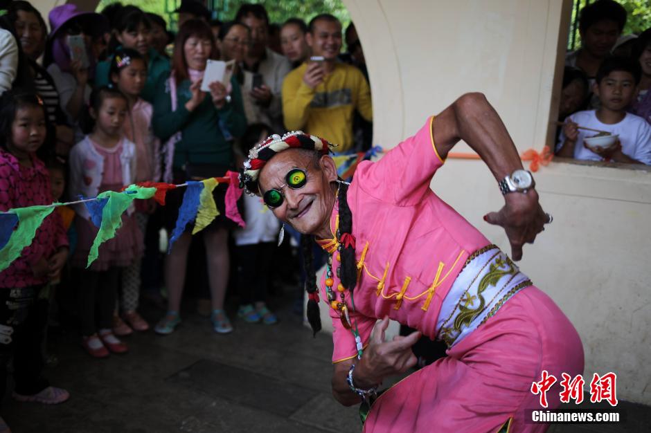 七旬老人男扮女裝公園跳舞賣(mài)萌引圍觀 七旬老人男扮女裝公園跳舞賣(mài)萌引圍觀