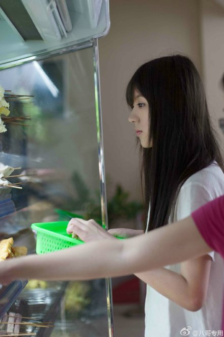 “白襯衣學妹”走紅網絡 氣質清純酷似奶茶妹妹