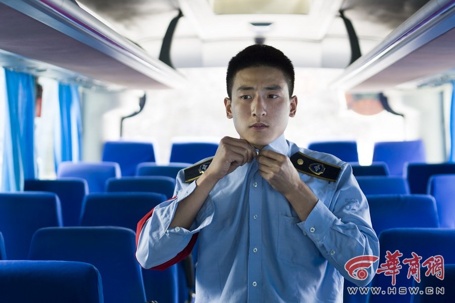 西安一公交車現最帥售票員 顏值爆表走紅網絡