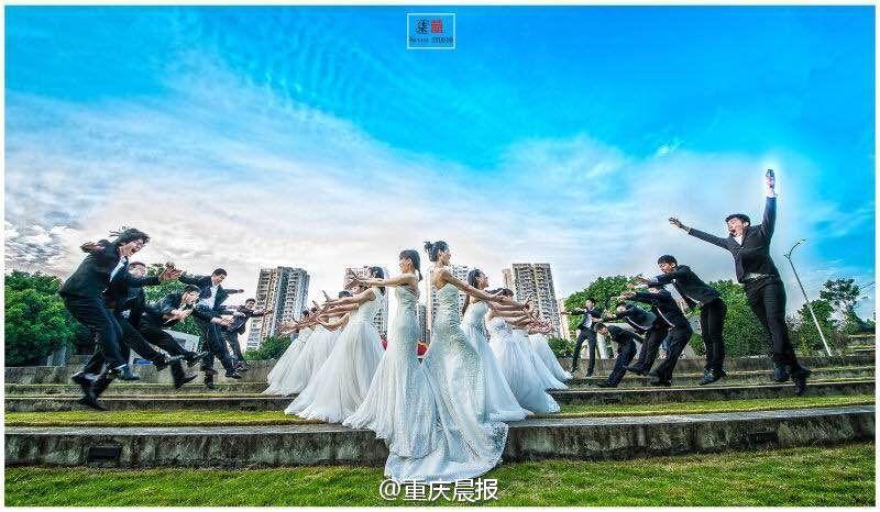 女大學生穿婚紗與男同學拍畢業照