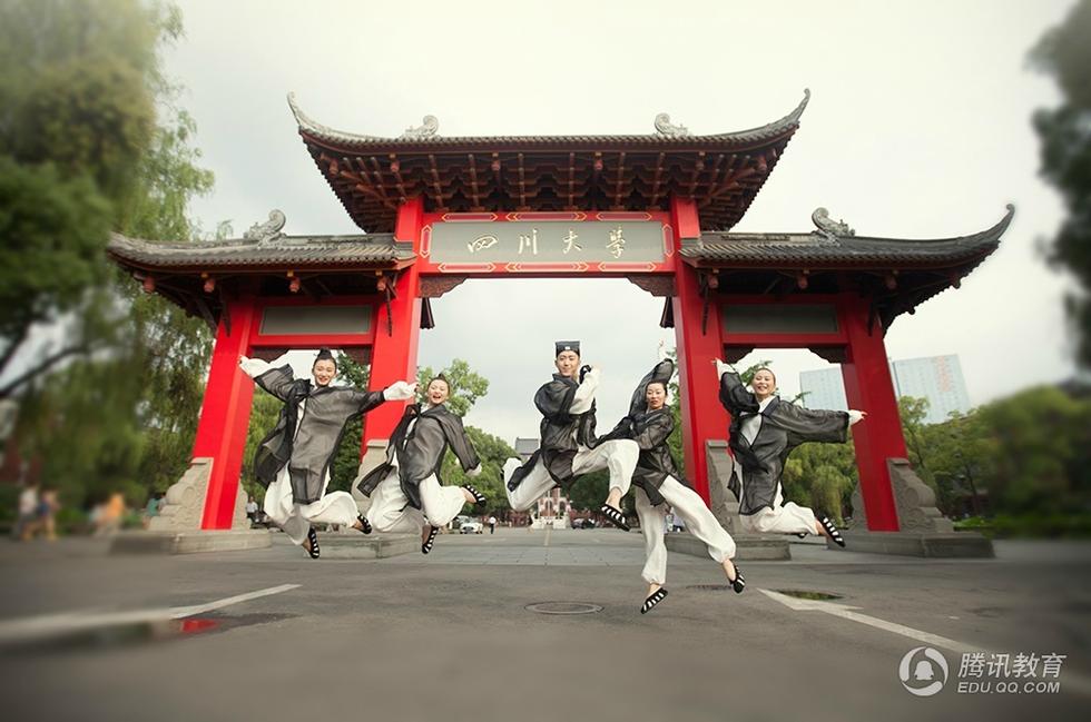 川大女生拍道士版畢業照 俏皮可愛