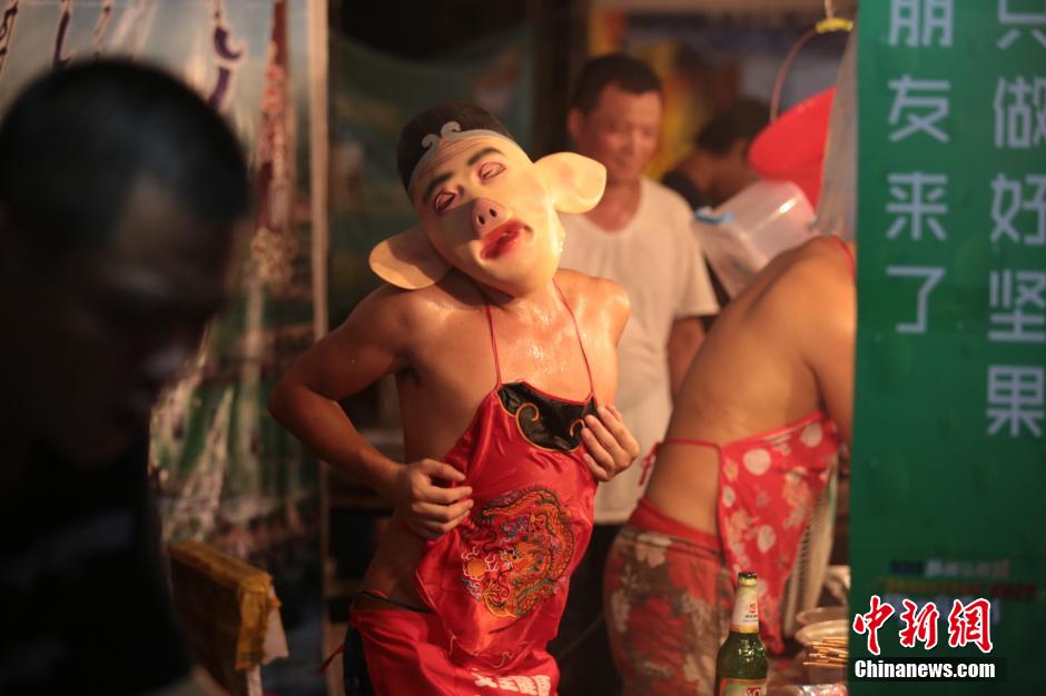 “豬八戒”啤酒節(jié)獨領(lǐng)風騷 邊燒烤邊熱舞